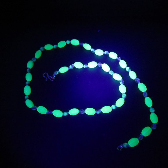 Uranium glass bead Necklace - Picture 8 of 10